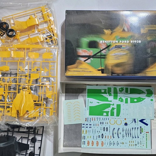 Benetton Ford B193B Formula 1 model kit like new, collectible