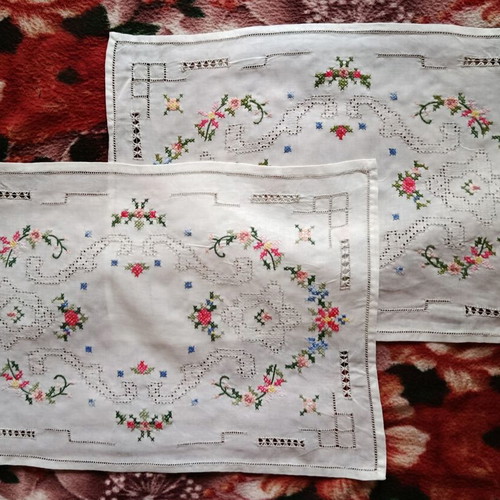 Vintage embroidered set of 6 white linen table runners