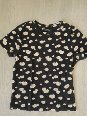 Bershka t-shirt used, black with daisy print, medium fit