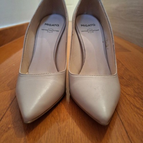 Migato leather pumps size 37 like new, beige