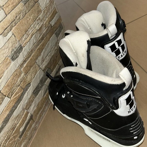 USD Aggressive Rollers size 45 like new, black with 4 spare wheels