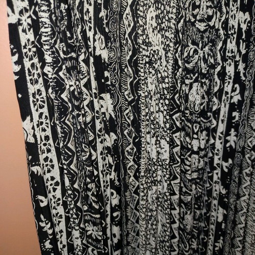 Pleated skirt used with elastic waist, black and white