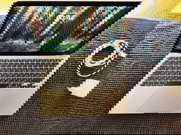 MacBook Air 2020 Άριστη Κατάσταση + Γνήσιος Φορτιστής + Δώρα (Antivirus, USB Hub)