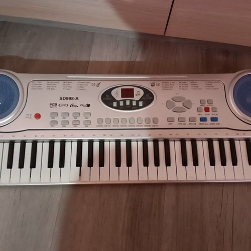 Children's keyboard used with key damage and special power supply