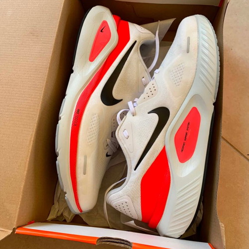 Nike Structure 26 running shoes size 47.5 like new, white and orange