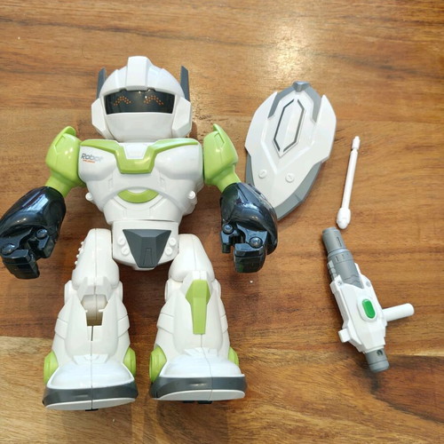 Electronic robotic toy used with gun and shield 3+