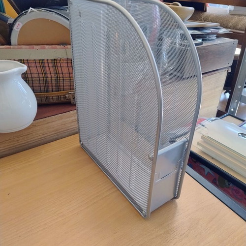 Mesh document and magazine filing holder
