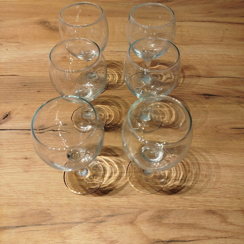 Set of 6 glass wine glasses like new