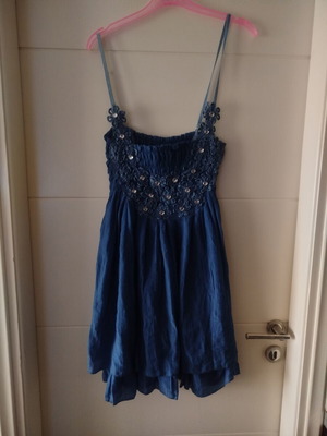 Mini dress blue with floral appliqué and pearls like new