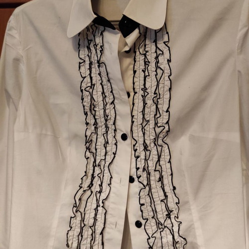 Mia white shirt like new, size M