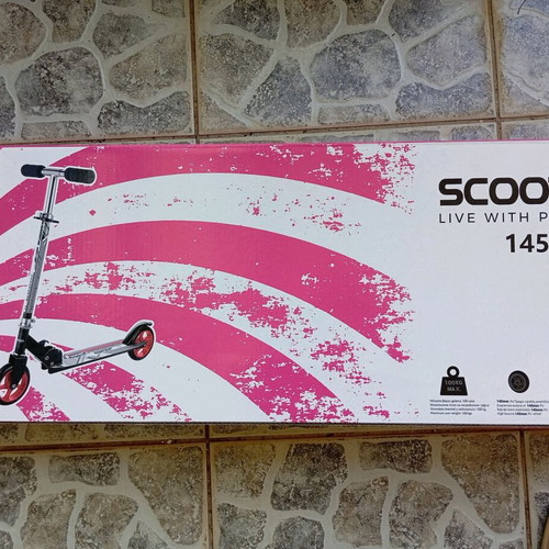 Children's scooter like new, complete with all accessories