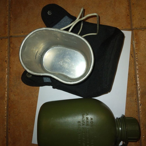 E.S. water canteen used with black case and aluminum cup