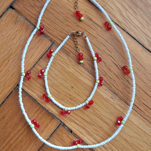 Necklace and bracelet set handmade with glass beads and crystals