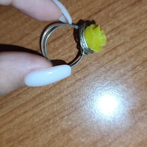 Flower ring with yellow plastic flower, adjustable size