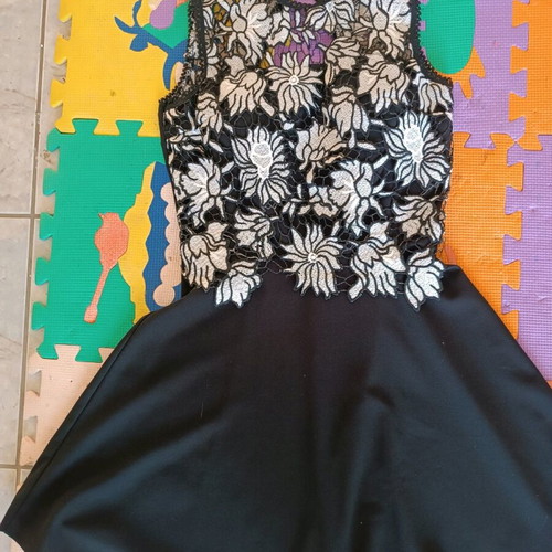 Dress medium size with lace and elasticity like new, black