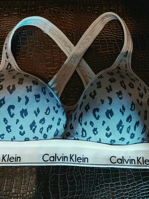 Αθλητικό μπουστάκι Calvin Klein σαν καινούργιο, μέγεθος M, γκρι με μαύρο λεοπάρ