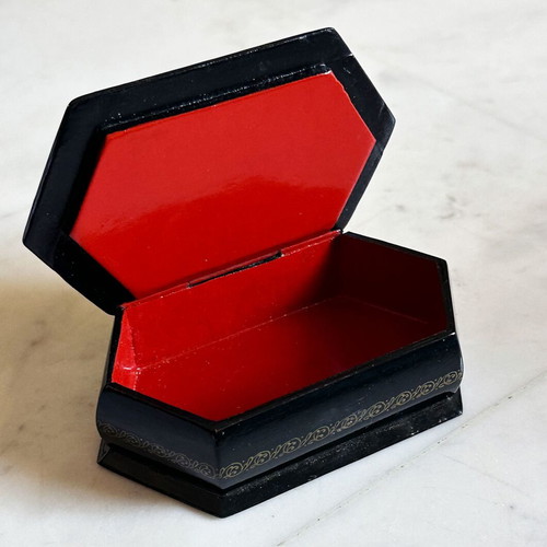 Fedoskino decorative box handmade like new with mother of pearl