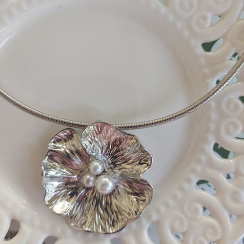 Steel necklace with large flower and pearls