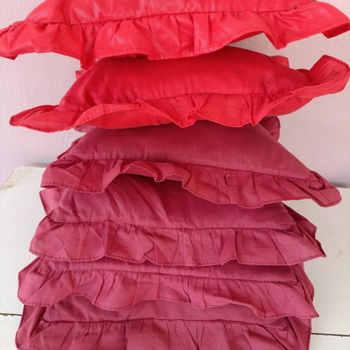 Classic pillows pack of 6, 4 burgundy and 2 red, like new
