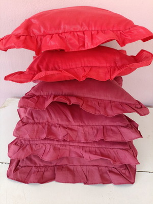 Classic pillows pack of 6, 4 burgundy and 2 red, like new