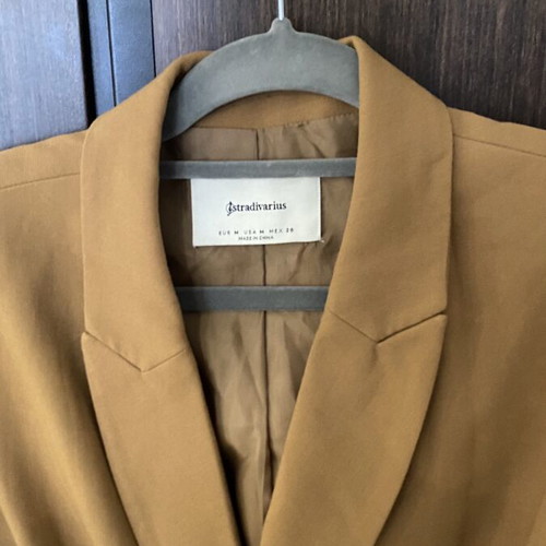 Stradivarius Blazer camel color with beige buttons and belt like new