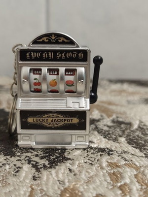 Slot Machine Keychain like new, plastic material