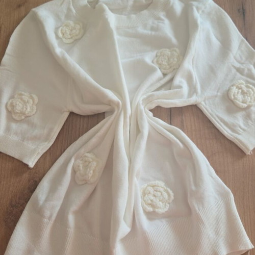 T-shirt with Beautiful Flowers new, size M, white