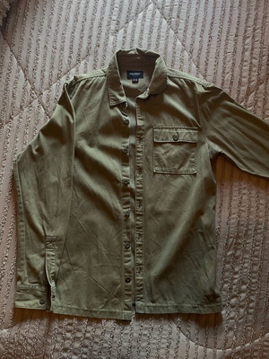 Πουκάμισο Pull & Bear πράσινο μέγεθος small σαν καινούργιο με χοντρό ύφασμα