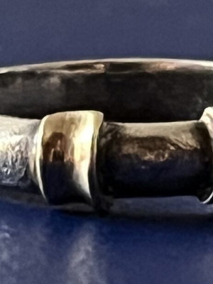 Silver 925 ring with unique embossed design, like new