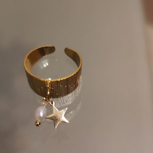 Gold-colored stainless steel ring new with star and pearl detail