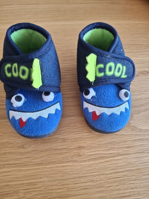 Children's slippers size 20 with velcro like new