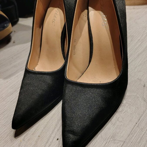 Satin classic pumps like new, size 36, black