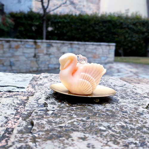 Swan Soy Candle new with rose scent