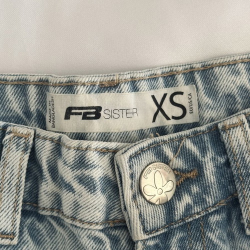 Jeans with white flowers like new, size XS