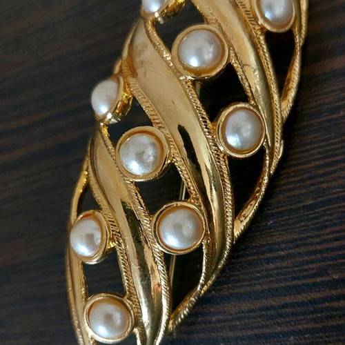 Vintage Faux bijoux brooch used, gold color with white pearls
