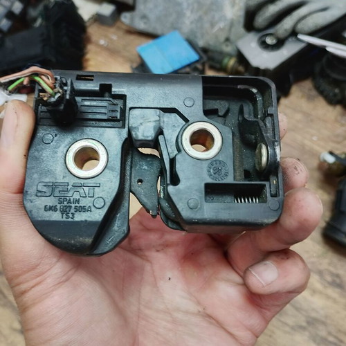 Seat Ibiza II rear hatch lock 6K6827505A