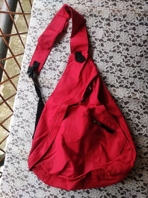 Red shoulder bag like new, modern and practical