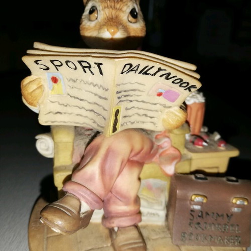 Leonardo decorative squirrel like new 10 x 10