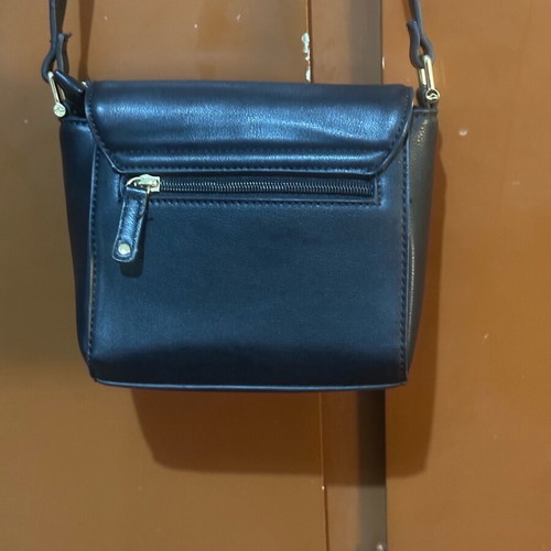 Carpisa women's crossbody bag black like new