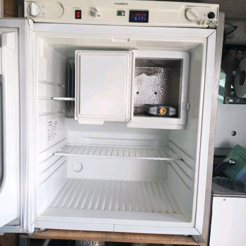 Dometic 60l 12v 220v gas fridge like new with cooling fans