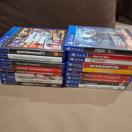 PlayStation 4 console with 1 joystick and 17 games, 1TB