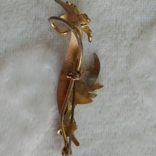 Vintage Spanish brooch with engravings and pearl flower design like new