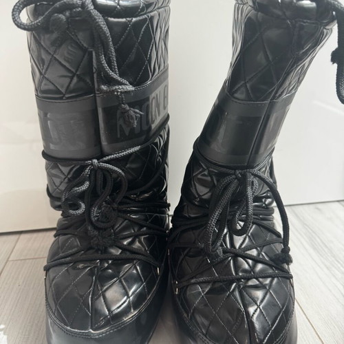 Moon boots worn once
