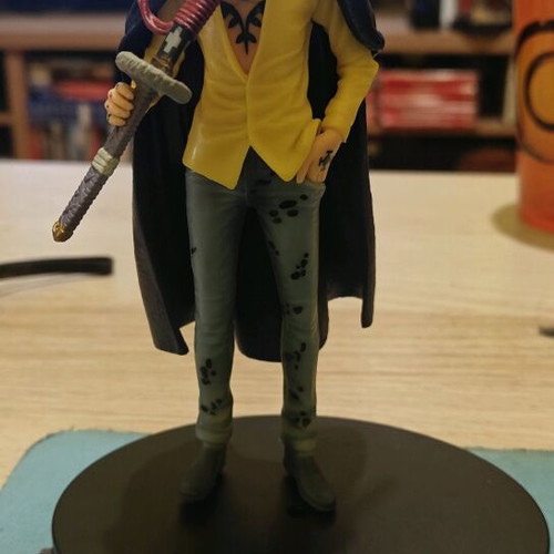 One Piece Trafalgar D Law figure like new, 17 cm with base