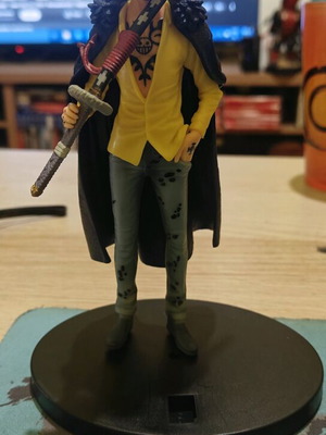 One Piece Trafalgar D Law figure like new, 17 cm with base