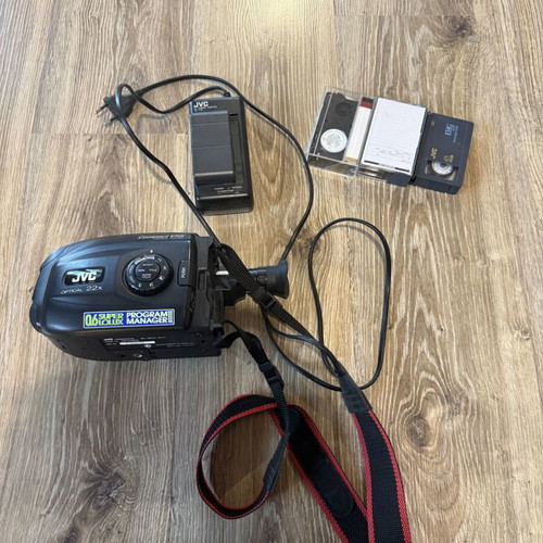 JVC GR AX-280 VHS camcorder with battery and 3 cassettes