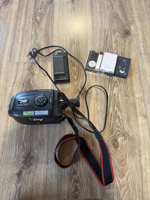 JVC GR AX-280 VHS camcorder with battery and 3 cassettes