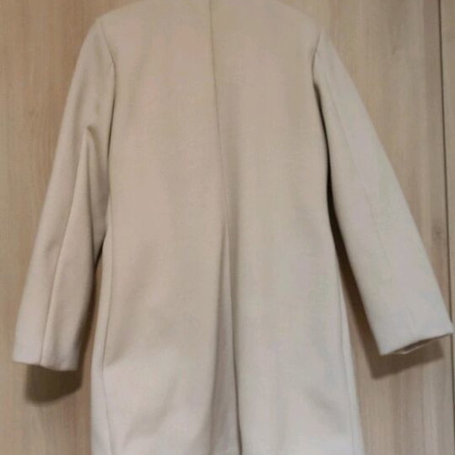 Coat in cream color like new, size XL, slim fit