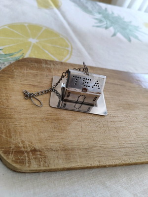 Σουρωτήρι τσαγιού σε σχήμα σπιτάκι μεταχειρισμένο, ανοξείδωτο με σκαφάκι