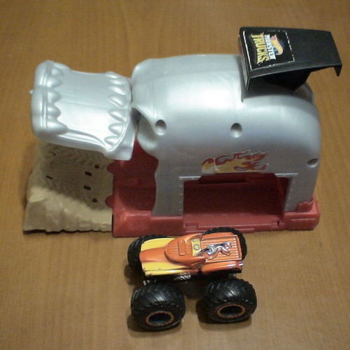 Hot Wheels Monster Trucks Pit Launch & Jam playset used 1:64 2021